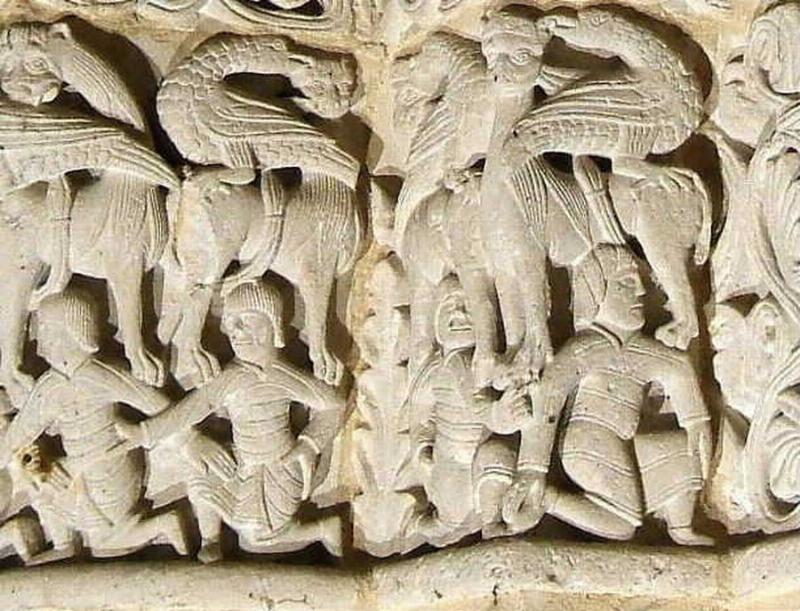 Une ancienne sculpture bois visage religieuse de style médiéval, emblème de la foi et de l'art populaire français